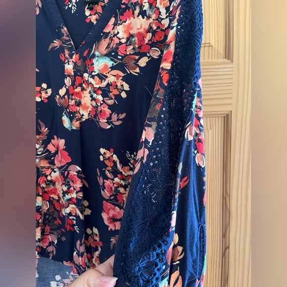 Torrid Women’s Navy Blue Flowered Blouse Size 0 - Picture 8 of 8